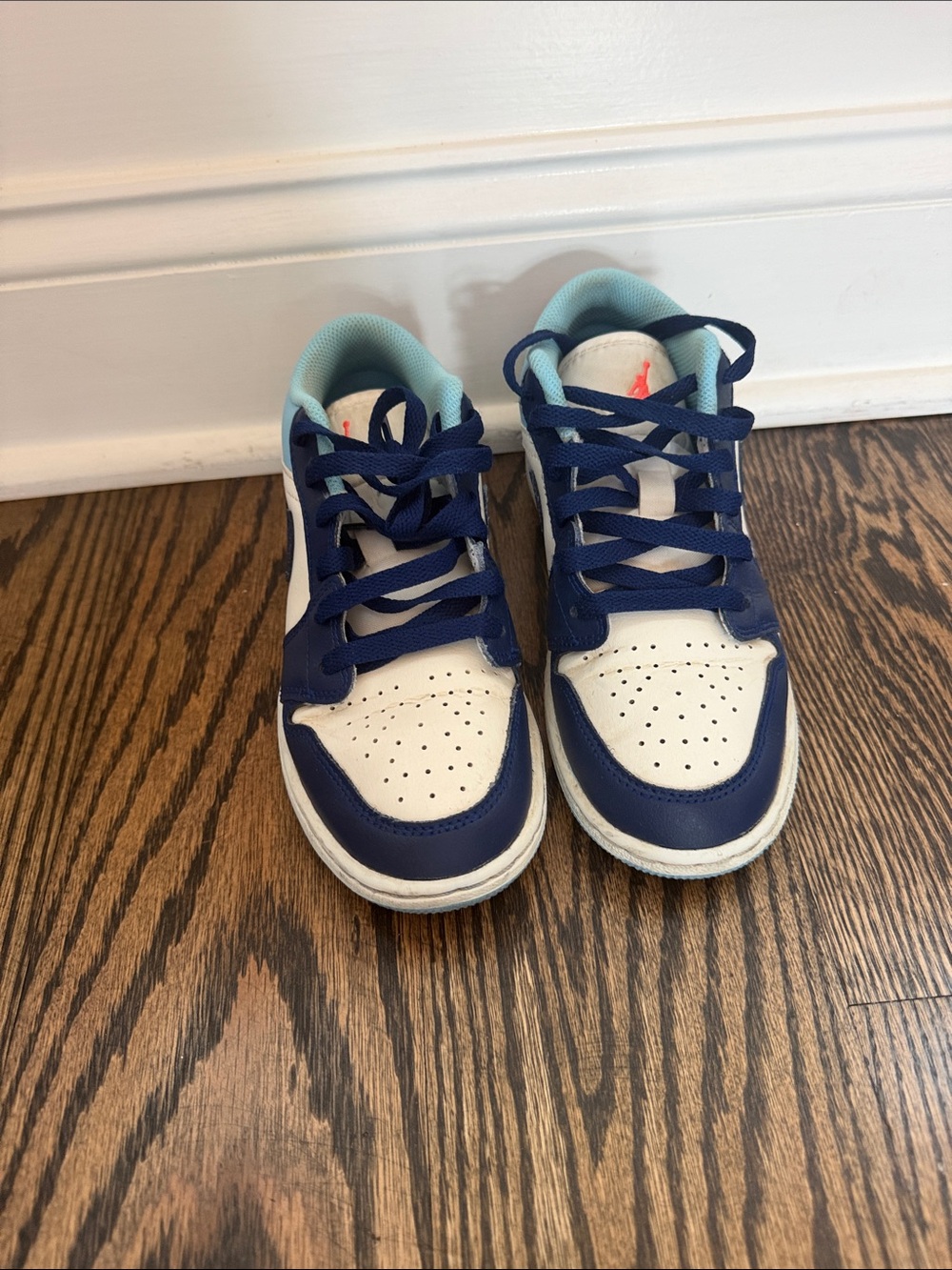 Nike Kids White and Navy Low-Top Sneakers